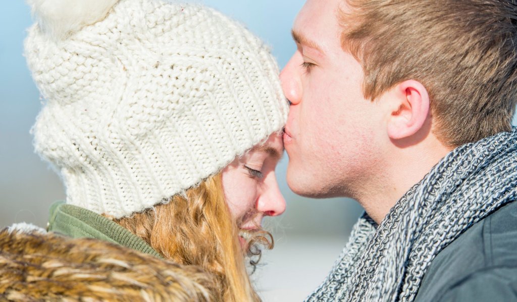 when-a-guy-kisses-your-forehead-what-it-really-means-global-news-beacon