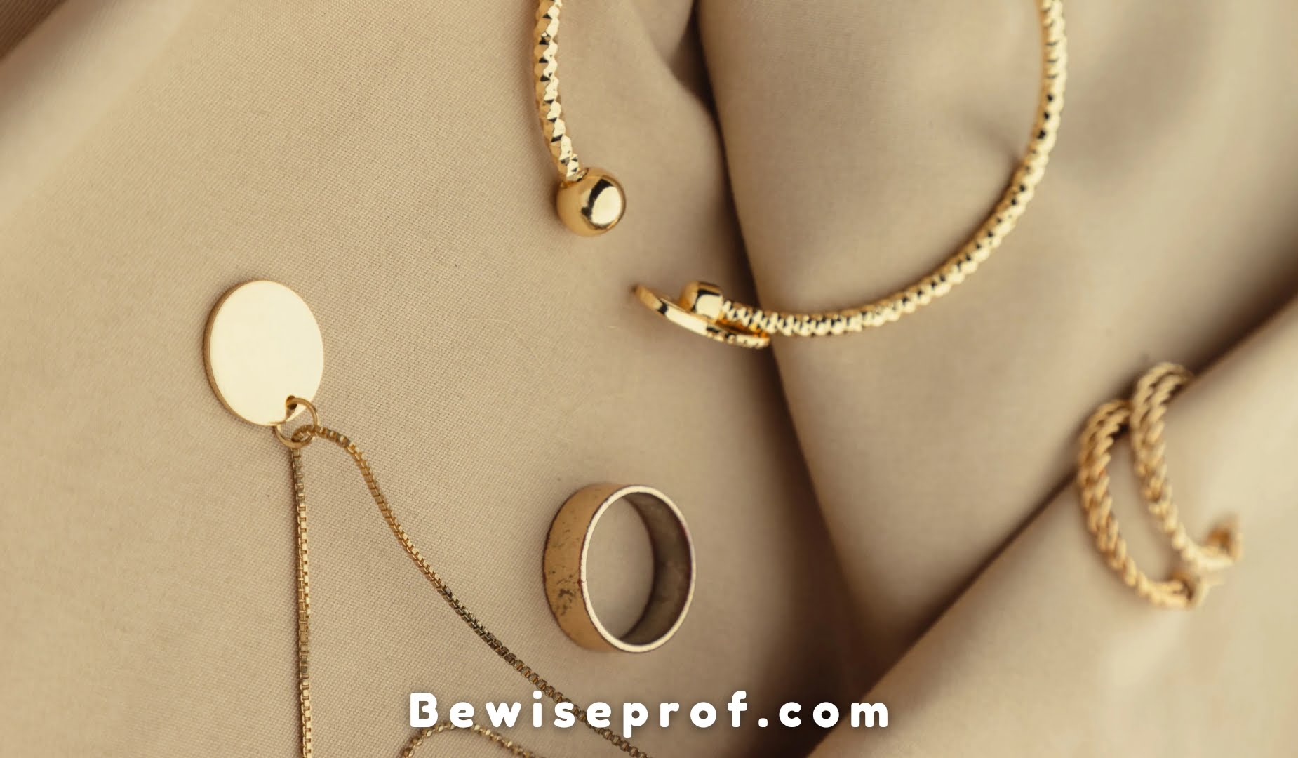 18k Gold Earrings That Are Perfect For Office Wear